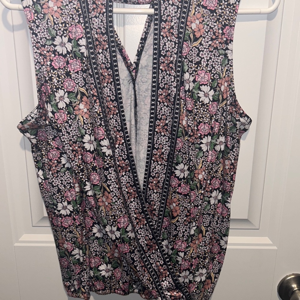 Day trip open front sleeveless blouse. Pretty floral pattern